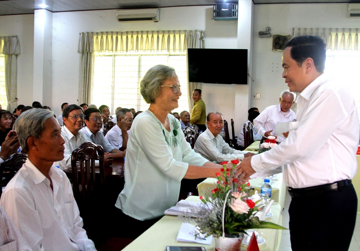Chủ tịch UBTƯ MTTQ Việt Nam Trần Thanh Mẫn gặp gỡ các tín đồ có uy tín của PGHH.