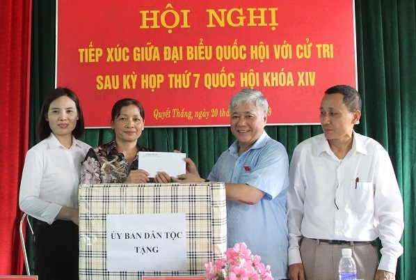 Bộ trưởng, Chủ nhiệm Đỗ Văn Chiến tặng quà của UBDT cho UBND và một số hộ đồng bào DTTS nghèo, gia đình chính sách trên địa bàn xã Quyết Thắng, huyện Sơn Dương