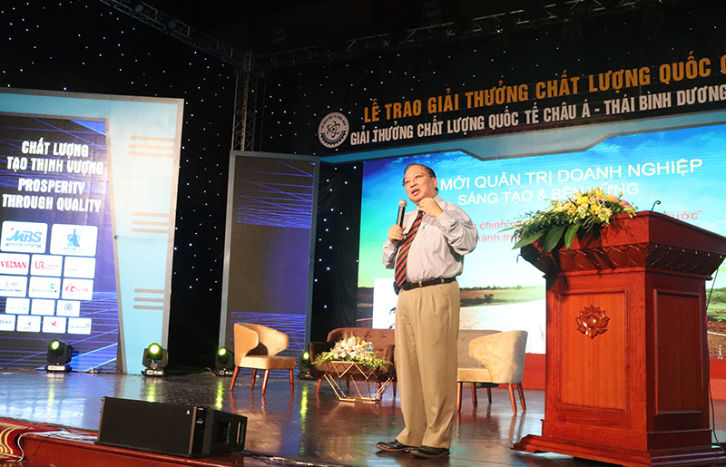 Chuyên gia kinh tế Hà Tôn Vinh tham luận tại buổi tọa đàm