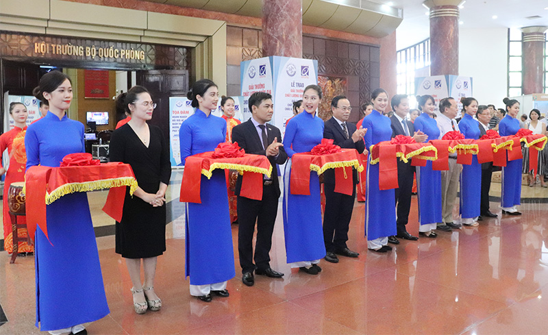 Các vị đại biểu cắt băng khai mạc triển lãm