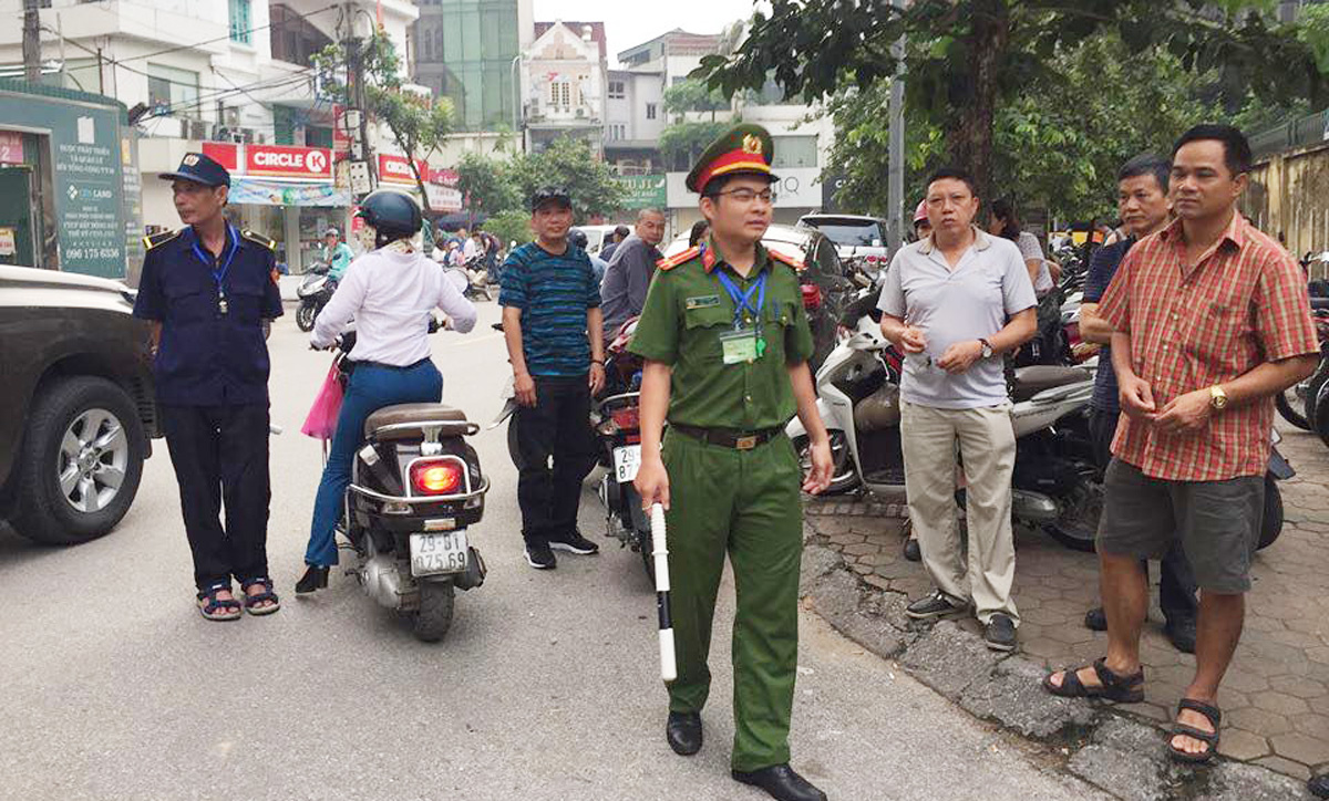 Ngoài cổng trường, phụ huynh thấp thỏm đợi con với những tâm trạng khác nhau