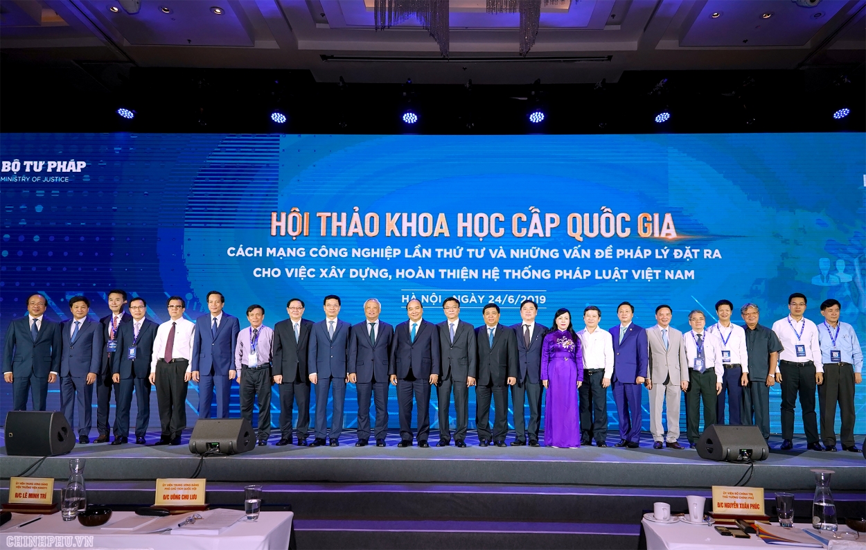 Thủ tướng Nguyễn Xuân Phúc và các đại biểu tại Hội thảo.