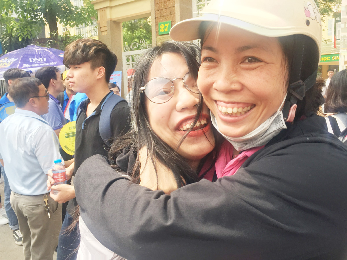 Thí sinh tại điểm thi THCS Tô Hoàng và mẹ phấn khởi khi kết thúc môn thi Ngữ văn