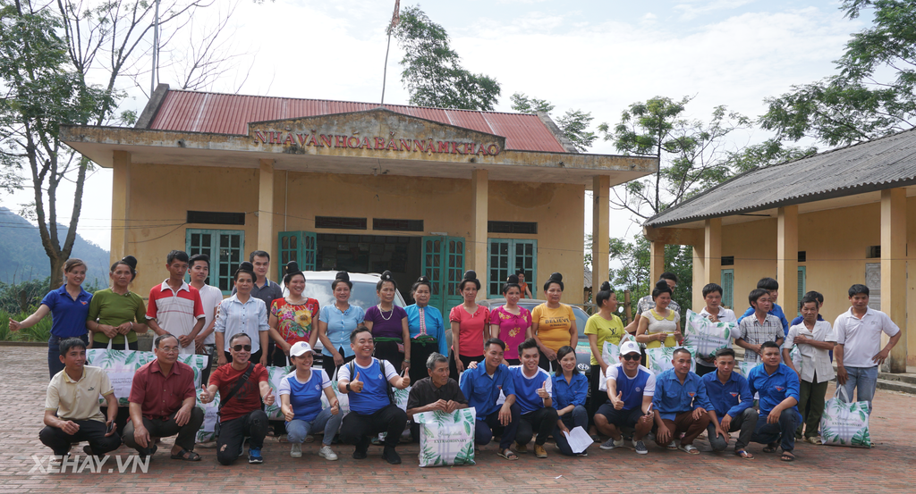 Đoàn chụp ảnh lưu niệm với đồng bào dân tộc ở bản Nậm Khao sau khi phát quà từ thiện