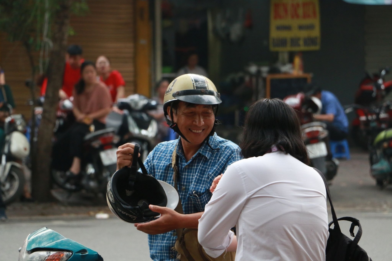 Cha bên cạnh con gái, dặn dò cẩn thận trước khi con vào phòng thi