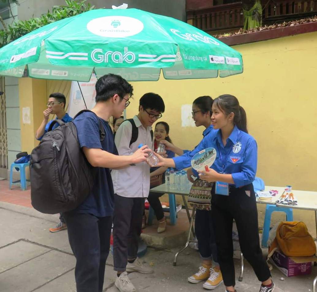 Sinh viên Trường Đại học Mở Hà Nội phát nước cho sĩ tử