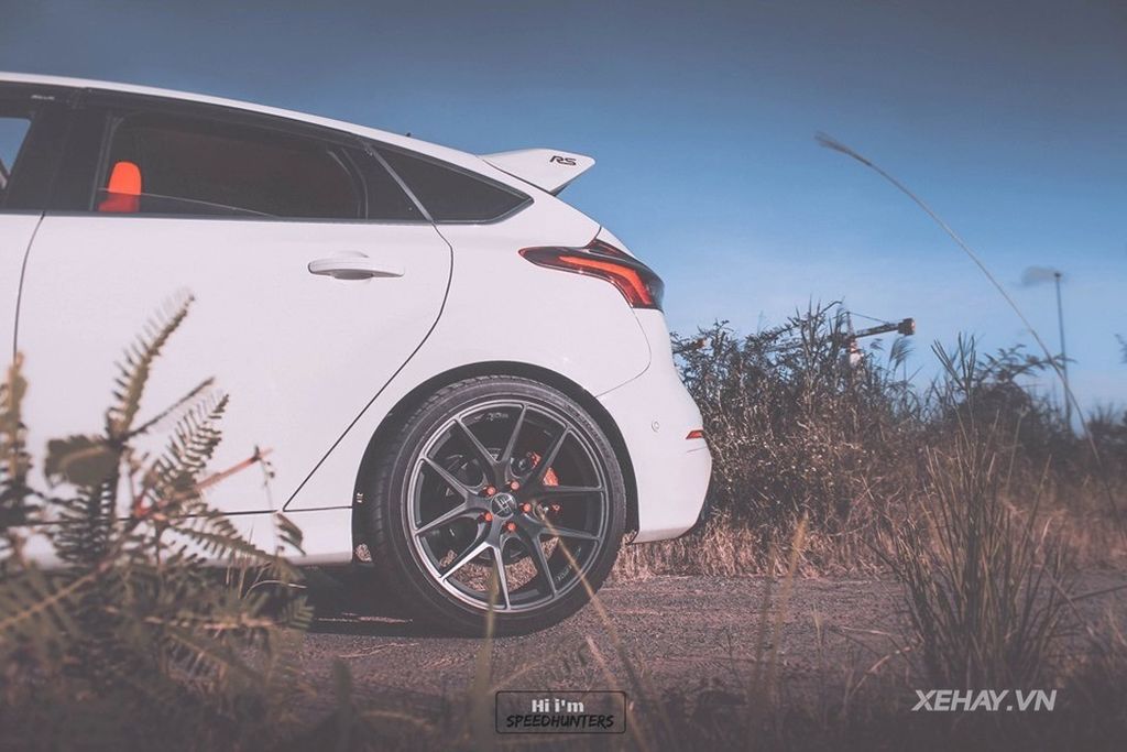 Bộ mâm 5 chấu kép Forged kích thước 19 inch cùng má phanh đỏ cực thể thao trên Focus độ RS