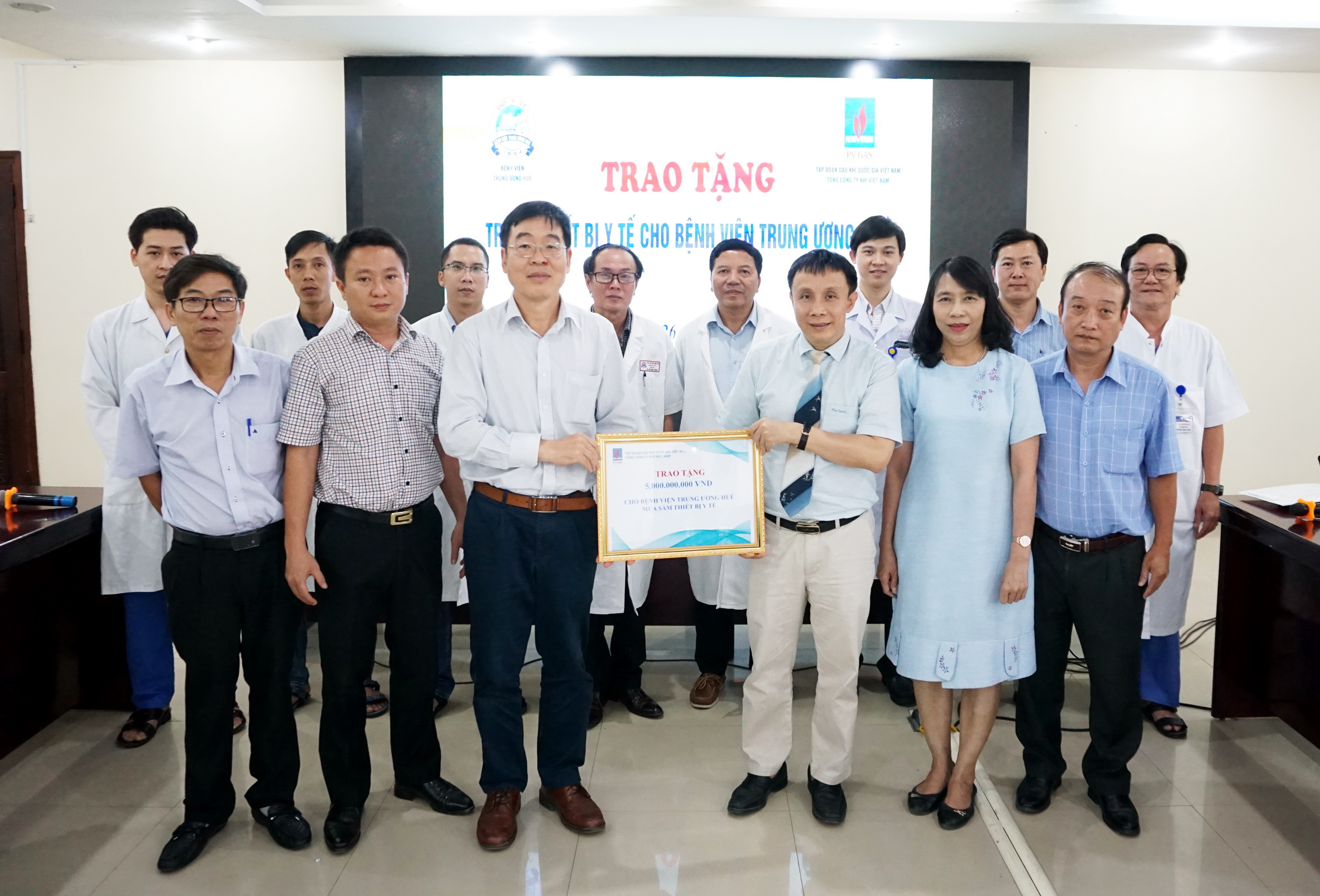 PV GAS  tài trợ thiết bị y tế cho Bệnh viện Trung ương Huế