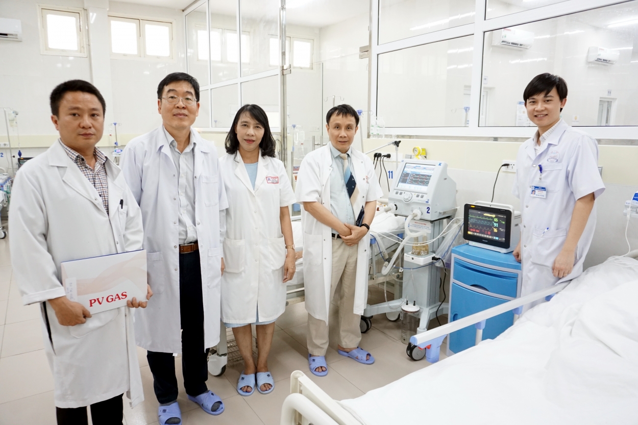 Ông Nguyễn Văn Hùng, Chủ tịch Công đoàn PV GAS thăm các phòng khám, chữa bệnh được lắp đặt thiết bị mới
