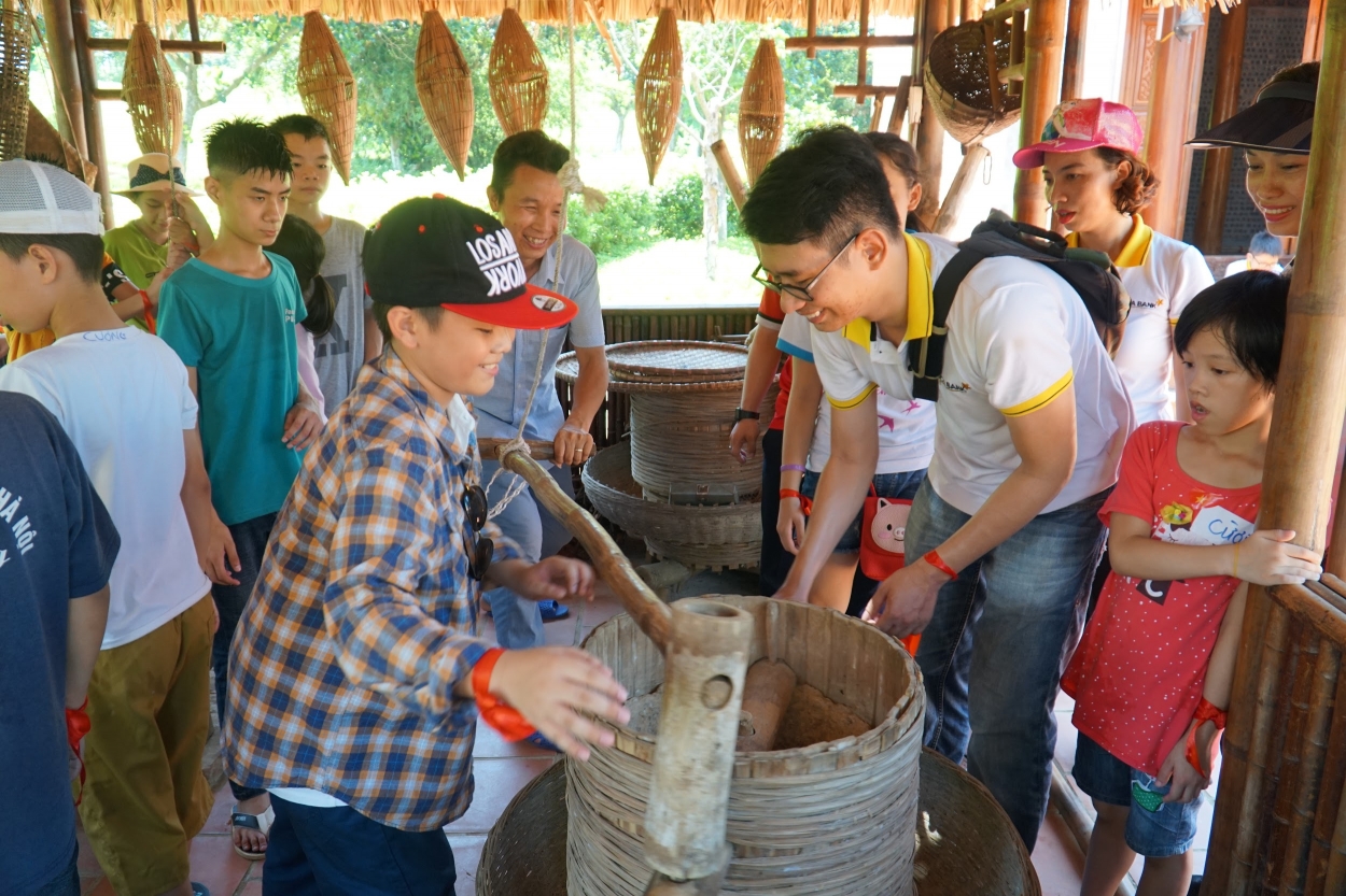 Học sinh khuyết tật Thụy An trải nghiệm 