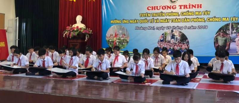 Thiếu nhi trong quận tham gia phần thi Rung chuông vàng