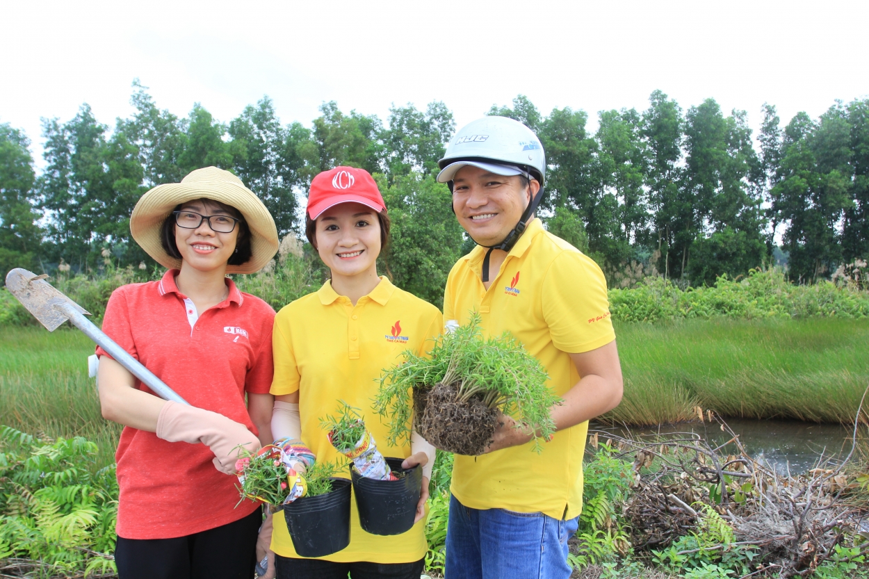 Người lao động KCM tích cực trồng cây xanh, trang trí các chậu hoa, làm đẹp cảnh quan môi trường làm việc.