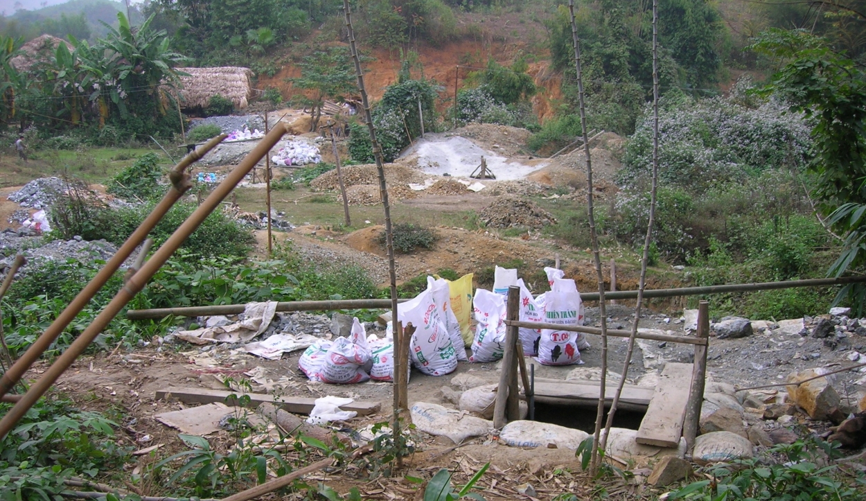 Hầm khai thác cao lanh trái phép ở Thanh Sơn không được hoàn thổ.