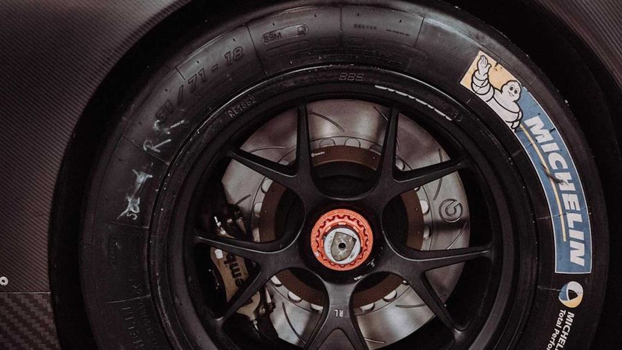 Porsche 935 2019 đẹp hút mắt với thân xe sợi carbon trần