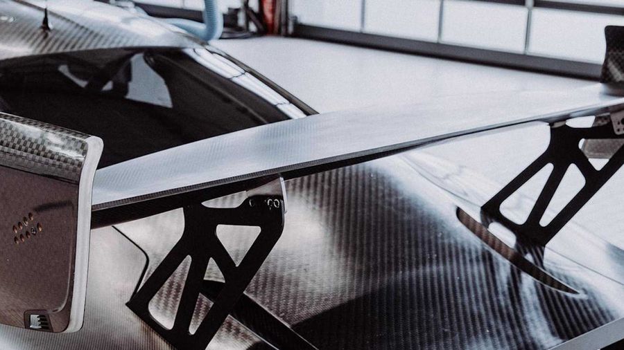 Porsche 935 2019 đẹp hút mắt với thân xe sợi carbon trần