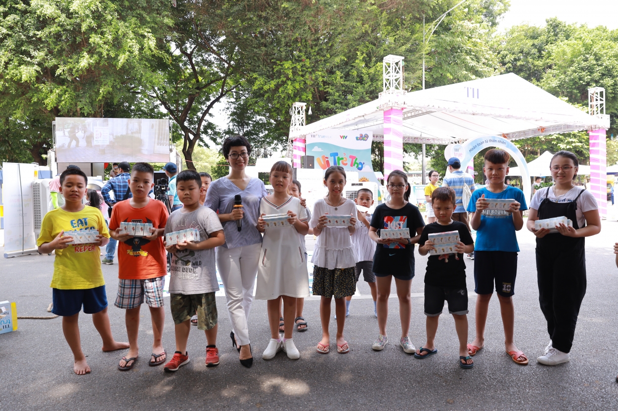 Blogger ẩm thực nổi tiếng Phan Anh Esheep đến làm giám khảo sự kiện Rung chuông vàng chung vui cùng các bạn nhỏ