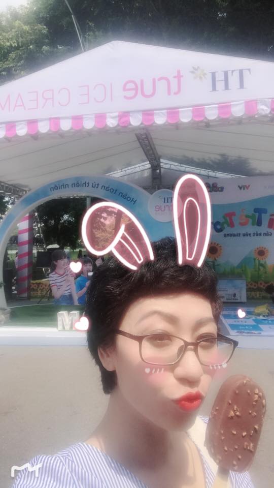 “Chương trình xong rồi, ra ăn kem thôi”, Phan Anh viết kèm hình ảnh selfie