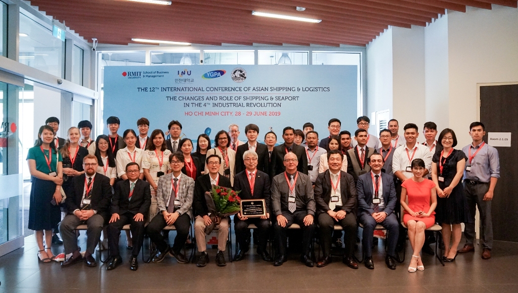 Các chuyên gia và học giả từ các nước tham dự hội thảo
