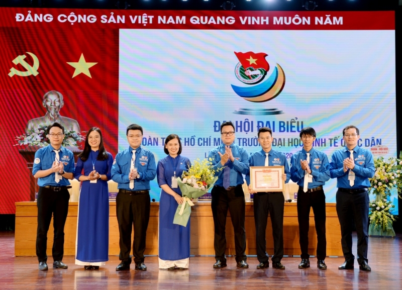 Đồng chí Trần Quang Hưng, Phó Bí thư Thành đoàn Hà Nội trao Bằng khen tới Đoàn trường Đại học Kinh tế quốc dân