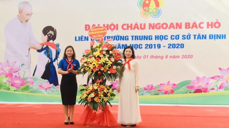 Chị Nguyễn Quỳnh Trang, Bí thư Quận đoàn Hoàng Mai tặng hoa chúc mừng Đại hội