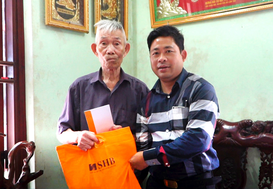 Đại diện Tập đoàn T&amp;T Group tặng quà hỗ trợ cụ Nguyễn Đình Oa