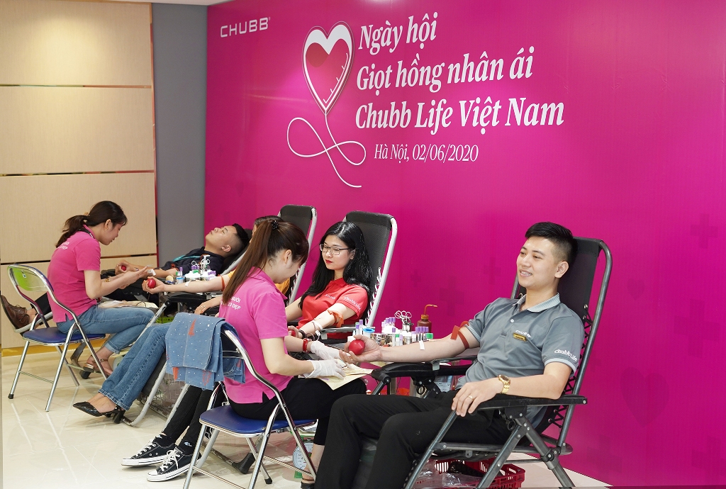 Các thành viên Chubb Life Việt Nam rất hào hứng cùng nhau thực hiện nghĩa cử đẹp