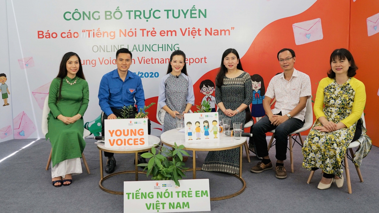Anh Lý Duy Xuân, Phó Bí thư Thành đoàn, Chủ tịch Hội đồng Đội thành phố Hà Nội cùng các khách mời, chuyên gia tại buổi công bố trực tuyến Báo cáo khảo sát