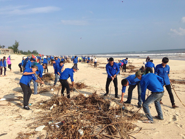 Thanh niên tham gia làm sạch biển
