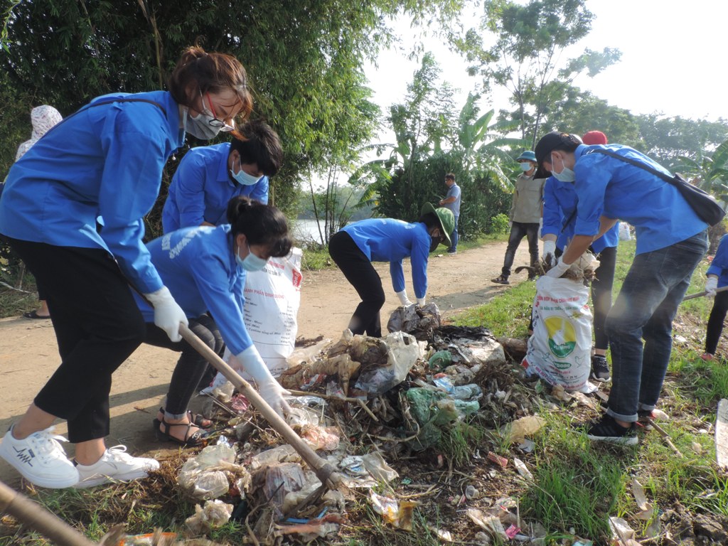 Thanh niên tình nguyện dọn vệ sinh môi trường