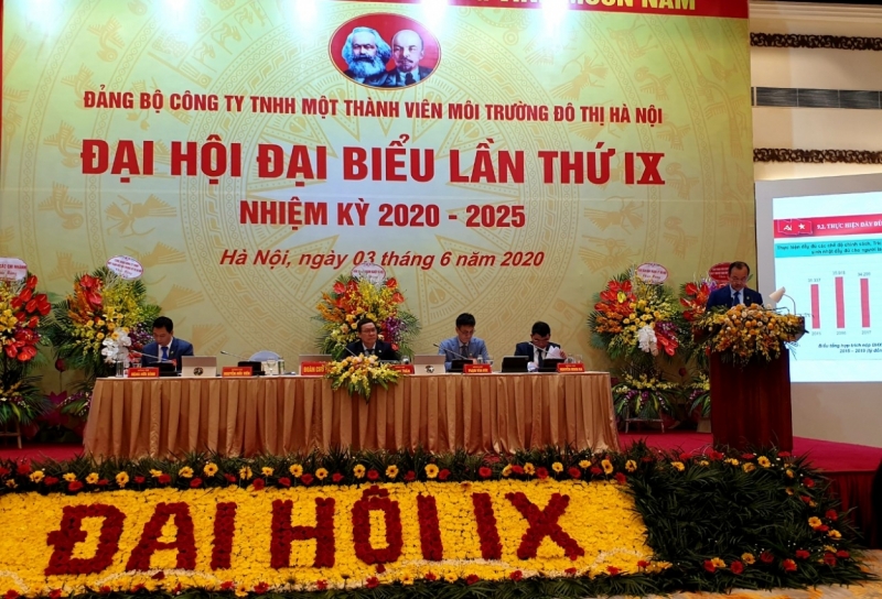 Phó Bí thư Đảng ủy, Tổng Giám đốc Công ty Urenco Nguyễn Hữu Tiến báo cáo tại Đại hội