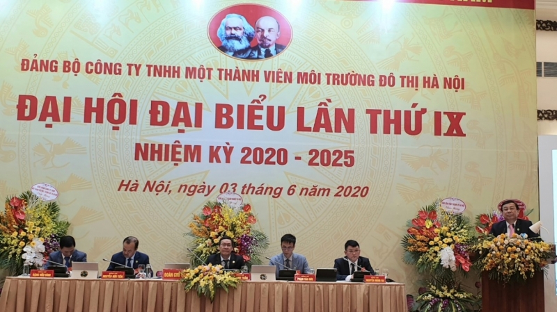 Đồng chí Trịnh Huy Thành, Bí thư Đảng ủy Khối doanh nghiệp Hà Nội phát biểu tại Đại hội
