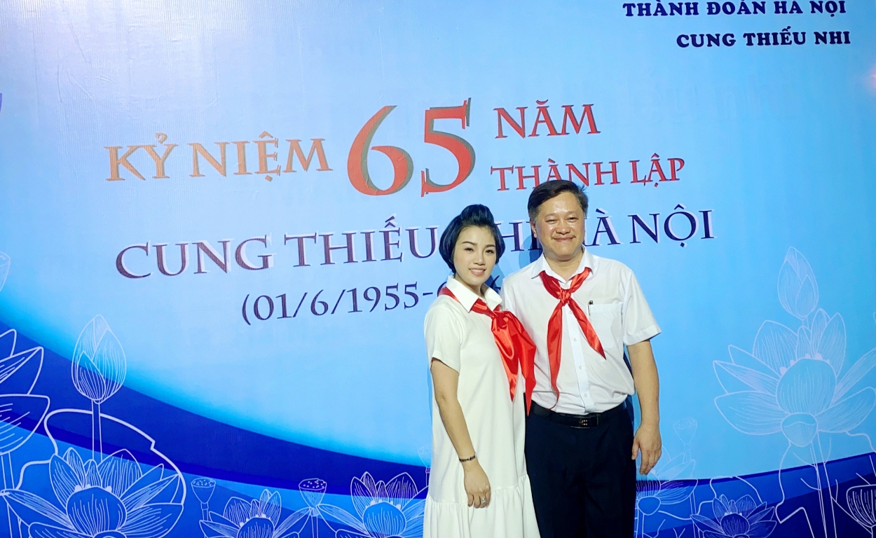 Ca sĩ Ngọc Khuê và anh Lại Hồng Đăng - Phó Giám đốc Cung Thanh niên Hà Nội, nguyên Phó Giám đốc Thường trực Cung thiếu nhi Hà Nội