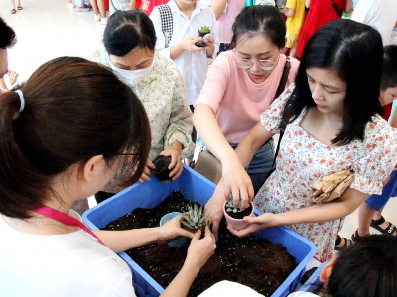 Người tham gia sự kiện được tự tay trồng cây xanh, góp phần bảo vệ môi trường