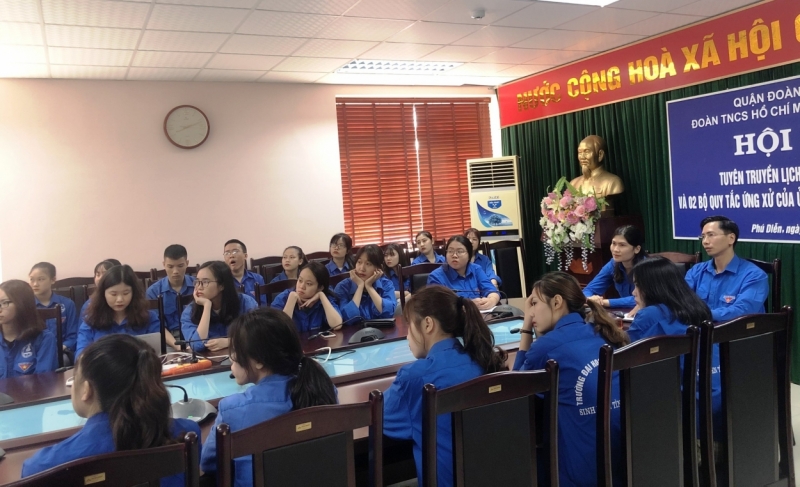 Các bạn trẻ tại Hội nghị tuyên truyền lịch sử Thăng Long - Hà Nội và hai Bộ quy tắc ứng xử của UBND thành phố Hà Nội