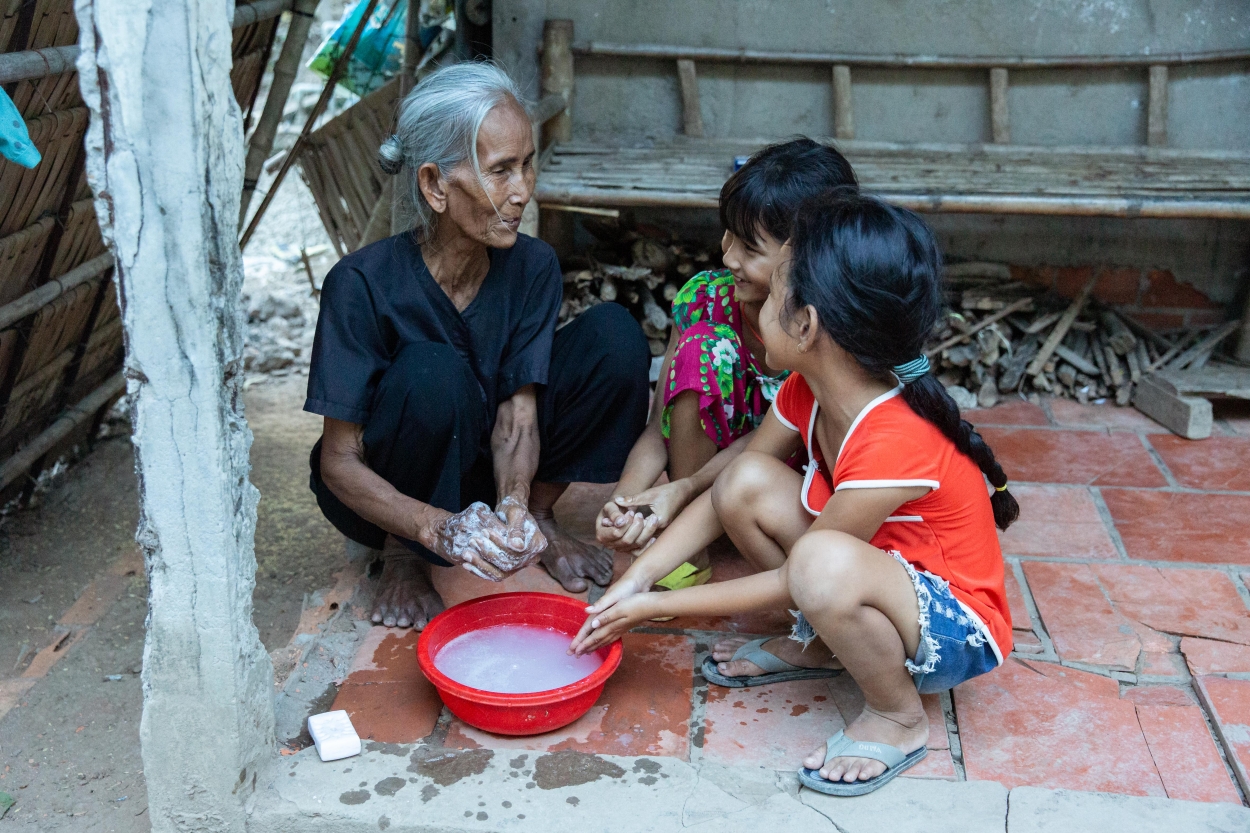 Nhóm đối tượng chính sách được hỗ trợ là người có công, đối tượng bảo trợ xã hội, người thuộc hộ nghèo, cận nghèo, người lao động không có giao kết hợp đồng lao động...