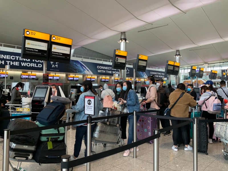 Hành khách làm thủ tục chuyến bay tại sân bay London Heathrow