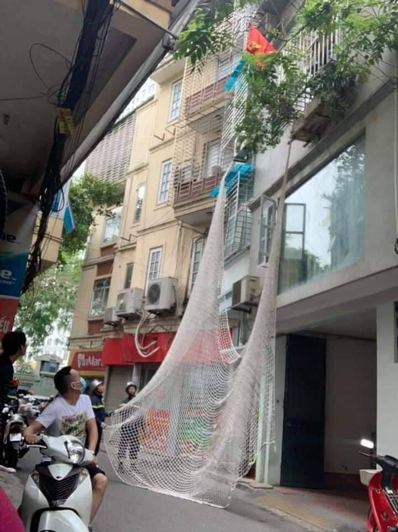 Cảnh sát giăng lưới để bắt nghi phạm giết người đang lẩn trốn trên nóc nhà 4 tầng ở phố Núi Trúc, Hà Nội
