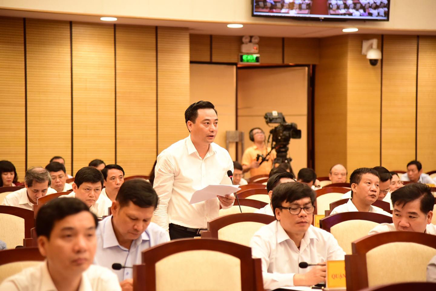 Chủ tịch UBND huyện Thanh Oai Bùi Văn Sáng trả lời chất vấn của đại biểu