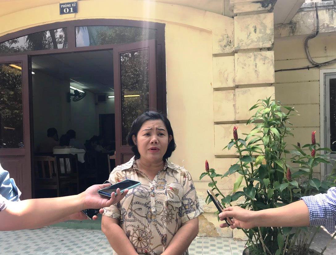 Bà Trang (chủ Gia Trang quán - xã Tân Quý Tây, huyện Bình Chánh) trao đổi cùng các phóng viên
