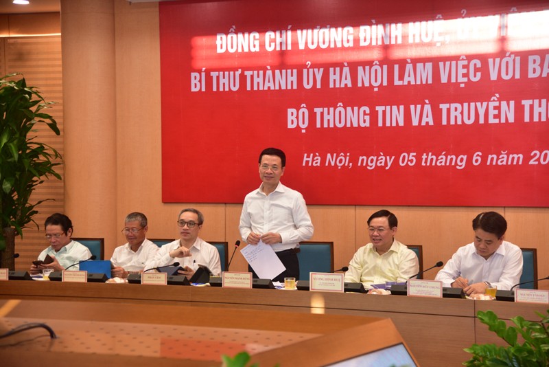 Bộ trưởng Bộ TT&amp;TT Nguyễn Mạnh Hùng phát biểu tại buổi làm việc