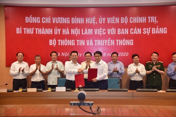 Chủ tịch UBND TP Hà Nội Nguyễn Đức Chung và Bộ trưởng Bộ TT&amp;TT Nguyễn Mạnh Hùng ký kết Biên bản hợp tác năm 2020, 2021 và định hướng các năm tiếp theo