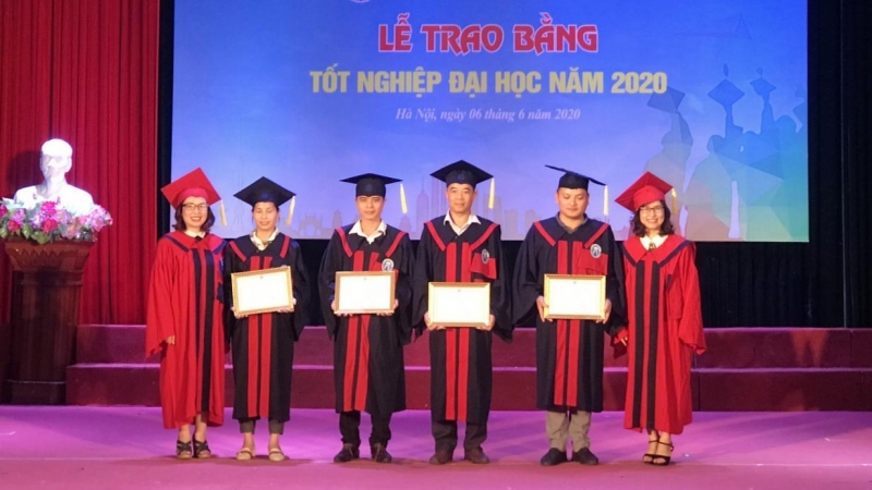 Gần 600 tân cử nhân vinh dự nhận bằng tốt nghiệp