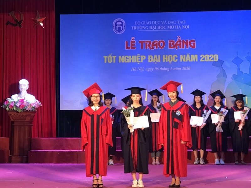 Lãnh đạo trường Đại học Mở Hà Nội trao bằng cử nhân tới sinh viên tốt nghiệp