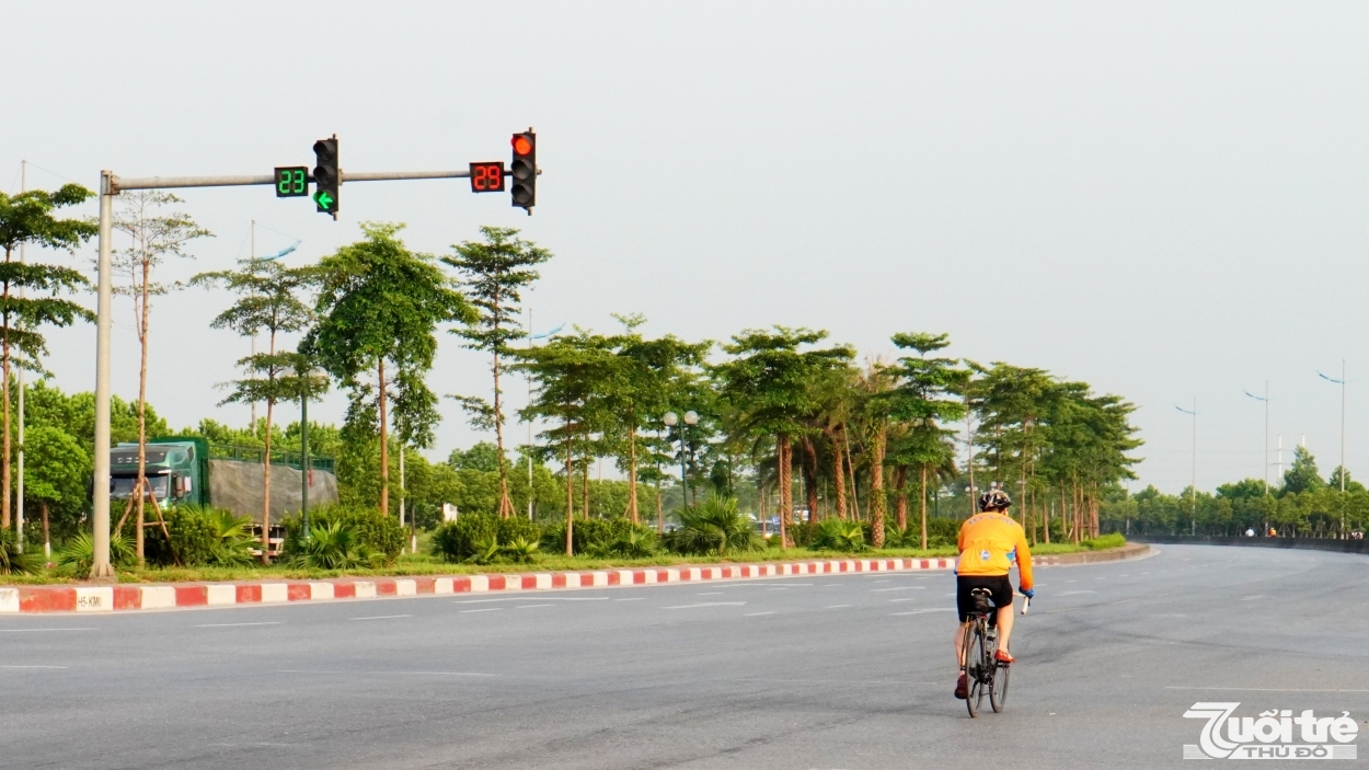 Không chỉ đi sai làn đường, nhiều người còn vượt đèn đỏ, gây nguy hiểm cho các phương tiện xung quanh