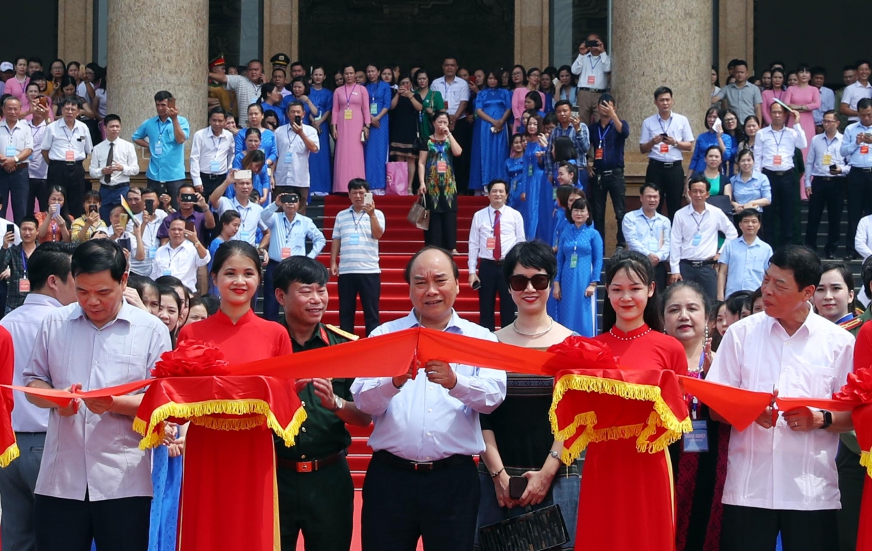 Thủ tướng Nguyễn Xuân Phúc dự và cắt băng tại lễ xuất hành đoàn xe vải thiều đi tiêu thụ tại thị trường trong và ngoài nước