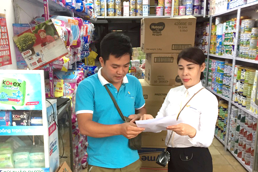 Nhân viên Bưu điện Trung tâm 5 tuyên truyền chính sách BHXH tự nguyện cho người lao động tự do trên địa bàn huyện Gia Lâm