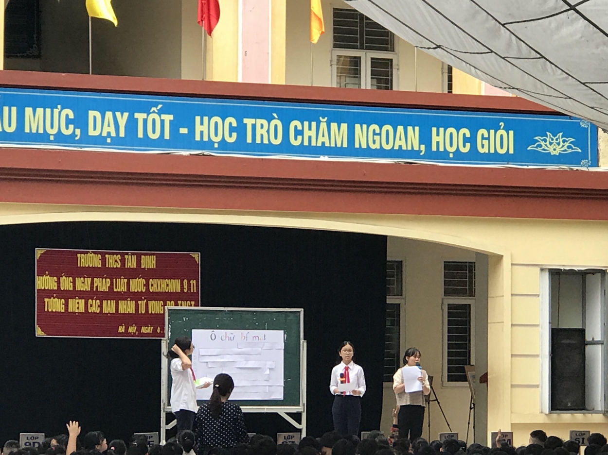 Học sinh tham gia cuộc thi tìm hiểu kiến thức về an toàn giao thông