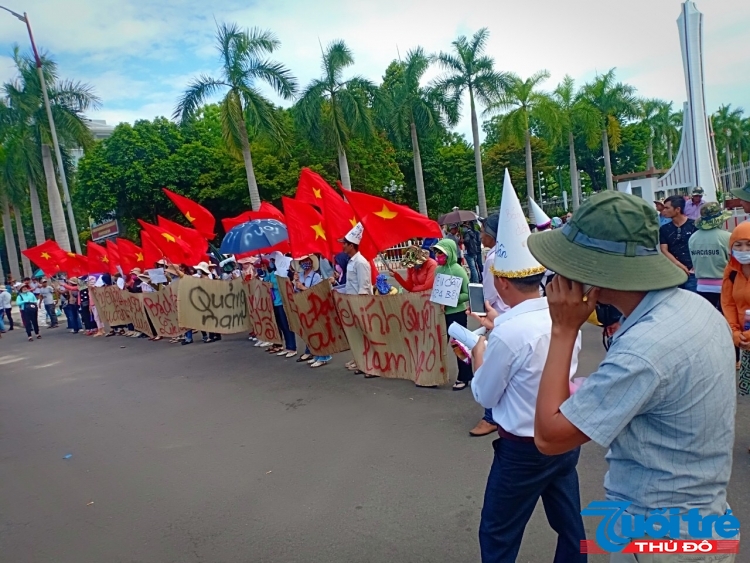 Người dân tập trung đông người kêu cứu UBND tỉnh Quảng Nam yêu cầu Công ty Bách Đạt An giải quyết quyền lợi khi mua đất dự án của công ty này