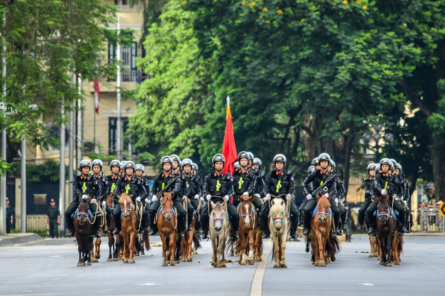 Đoàn Cảnh sát cơ động kỵ binh diễu hành, báo cáo hoạt động với Quốc hội