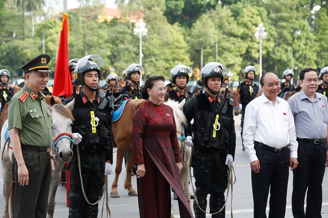 Lãnh đạo Đảng, Nhà nước chụp ảnh lưu niệm với Đoàn CSCĐ kỵ binh